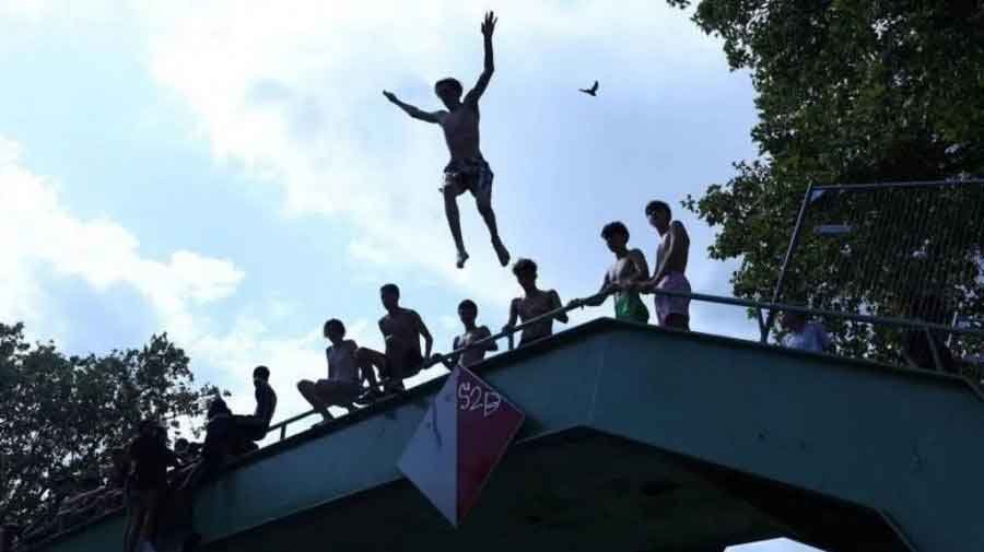 ফ্রান্সে তীব্র দাবদাহে পানিতে ডুবে নি*হত ৪০