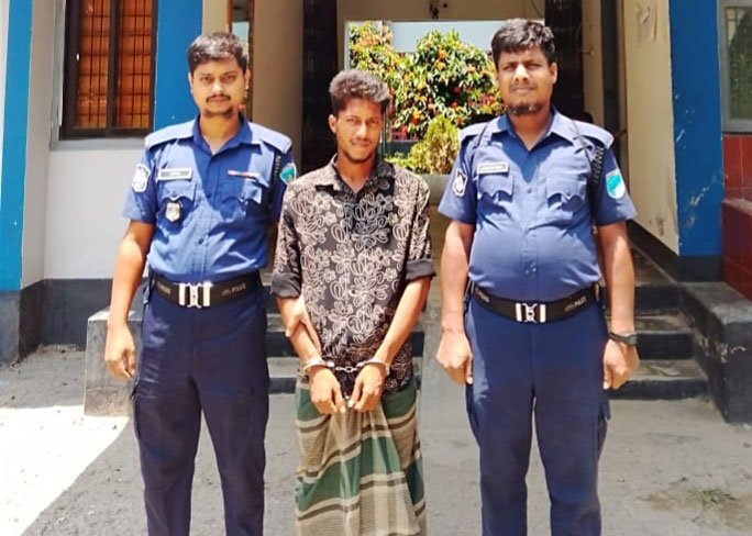 হরিরামপুরে ভাঙ্গারি ব্যবসায়ীকে মা*রধর ও চাঁ*দা দা*বির মা*মলার আ*সামি গ্রে*ফতার