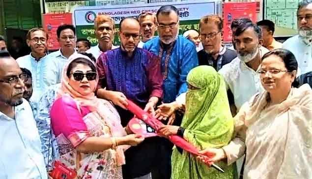 টাঙ্গাইলে রেড ক্রিসেন্ট সোসাইটির ছাতা ও মাস্ক বিতরণ