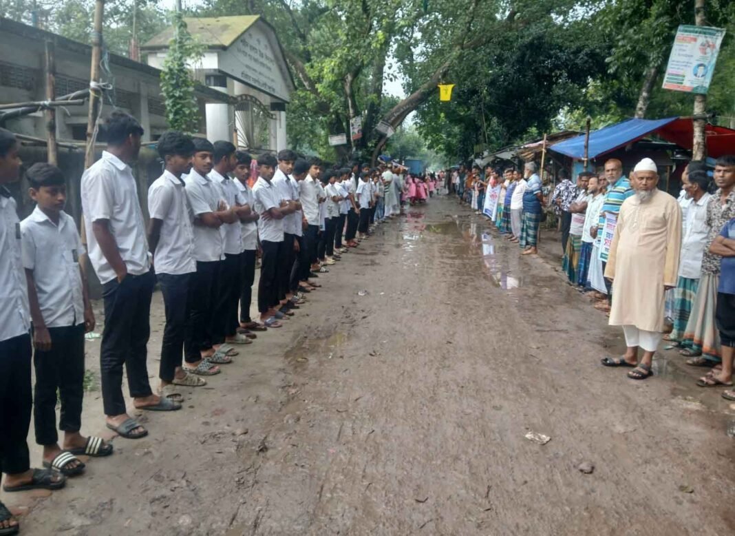 টাঙ্গাইলে এলজিইডি’র অসমাপ্ত সড়কের কাজ সম্পন্ন করার দা*বিতে মা*নববন্ধন