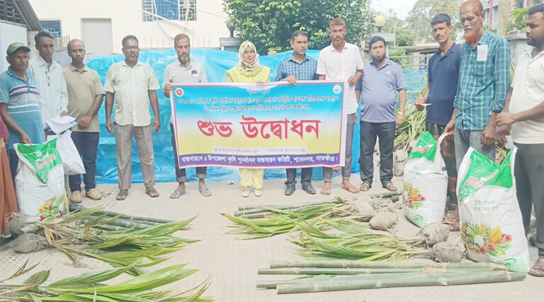 শ্যামনগরে কৃষি পুনর্বাসন প্রণোদনা কর্মসূচির আওতায় নারিকেলের চারা বিতর*ণ