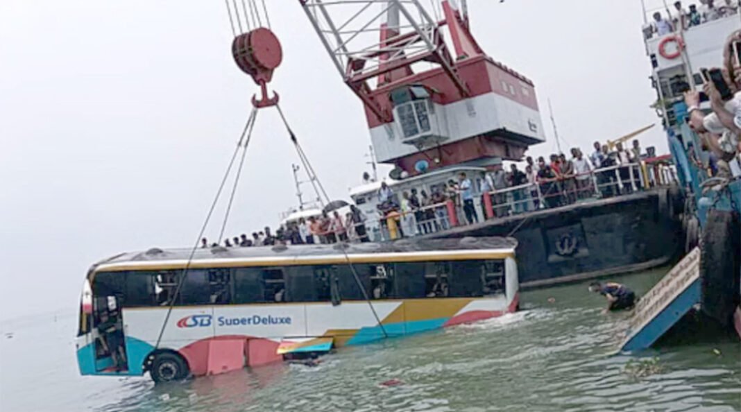 পদ্মায় ডুবে যাওয়া যাত্রীবাহী বাসটি উদ্ধা#র, চালক ও সহকারী হাসপাতালে