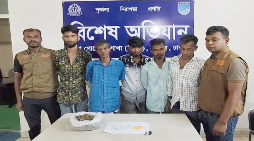 ধামরাইয়ে ডিবির বিশেষ অভিযানে ইয়া#বা-হেরোইন-গাঁজাসহ ৪ জন গ্রেপ্তা*র