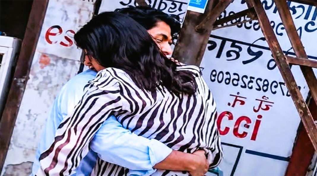 তালাকের কাগজ ছিঁড়ে ফেলে, আদালতেই স্বামীকে জড়িয়ে ধরলেন স্ত্রী