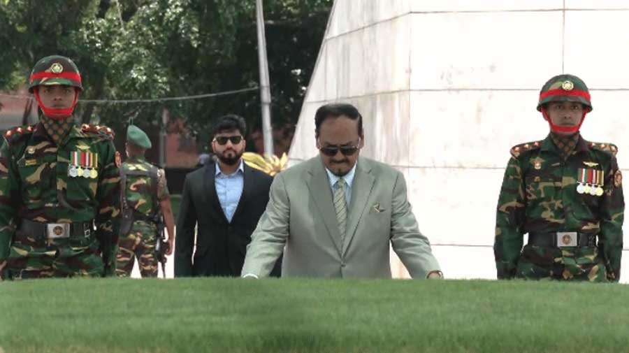 জিয়াউর রহমান ও খালেদা জিয়ার স*মাধিতে শ্রদ্ধা জানালেন ভারপ্রাপ্ত রাষ্ট্রপতি