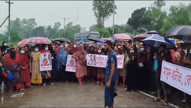 মানিকগঞ্জে চায়না কোম্পানির শ্রমিকদের মহাসড়ক অবরোধ,ভোগান্তিতে যাত্রীরা