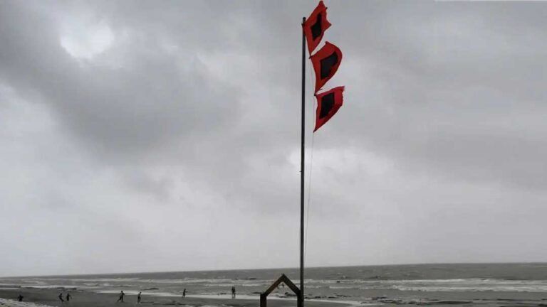 উপকূলে ঝোড়ো হাওয়ার শঙ্কা, সমুদ্রবন্দরকে তিন নম্বর সতর্কতার নির্দেশ