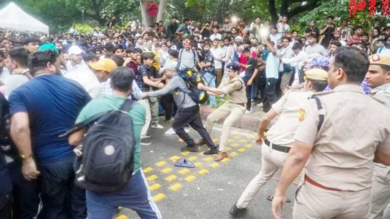 ক*করোচ পার্টির পার্লামেন্ট অভিমুখে পদযাত্রা প*ণ্ড করে দিলো পুলিশ