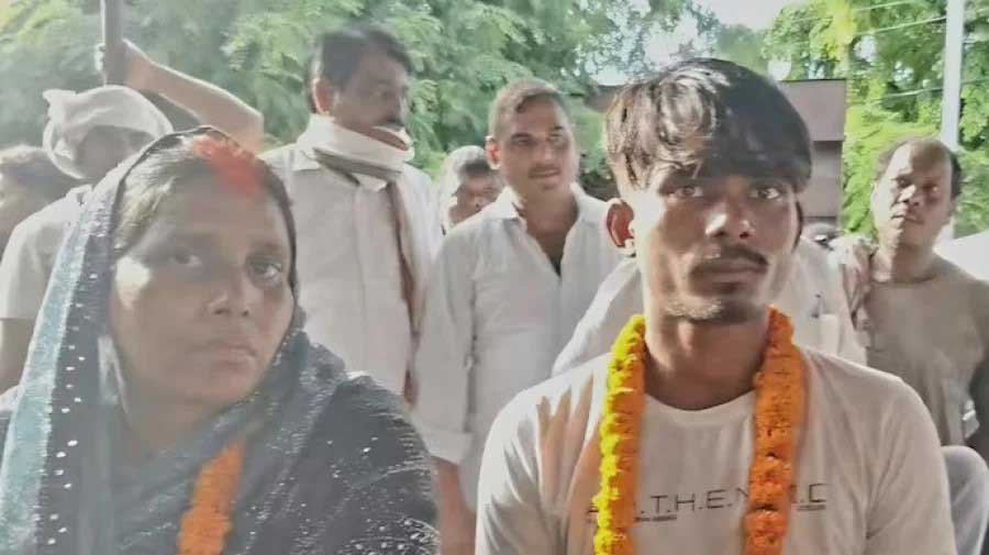 হার মানলো দাম্পত্য,জিতে গেল ভালোবাসা: প্রেমিকের হাতে স্ত্রীকে তুলে দিলেন স্বামী