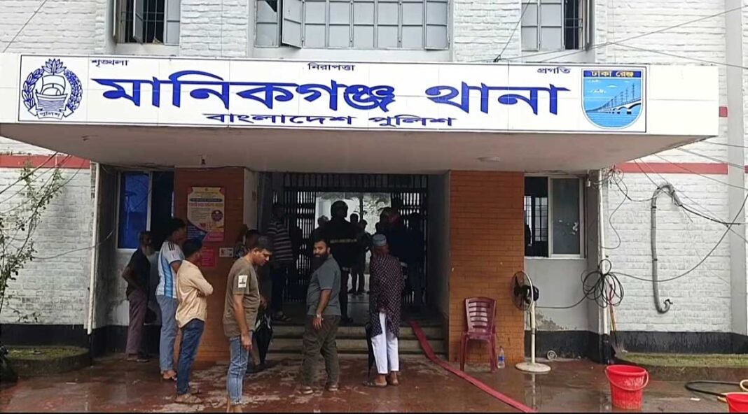 মানিকগঞ্জ সদর থানার ওসির কক্ষে আ*গুন, অল্পের জন্য র*ক্ষা পেল থানা