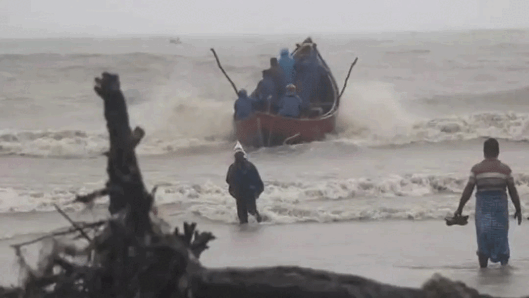 বঙ্গোপসাগরে ট্রলারডু*বিতে ১৩ জেলে নি*খোঁজ