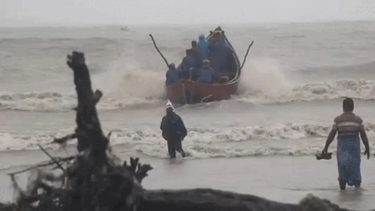 বঙ্গোপসাগরে ট্রলারডু*বিতে ১৩ জেলে নি*খোঁজ