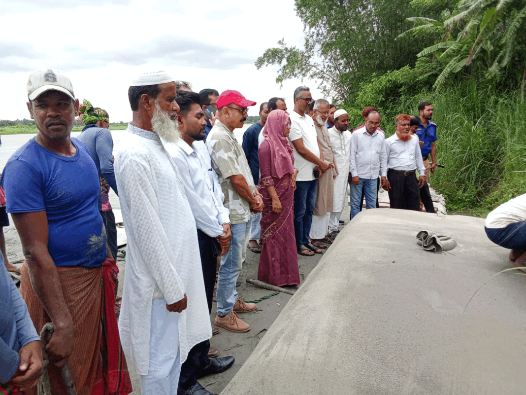 মানিকগঞ্জে কালিগঙ্গা নদীর শিমুলিয়া খেয়াঘাট ভাঙন রোধে জিও ব্যাগ ফেলার কার্যক্রম উদ্বোধন