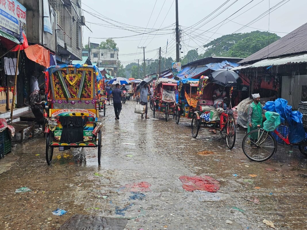 টানা বৃষ্টিতে টাঙ্গাইলে বি*পর্যস্ত জনজীবন