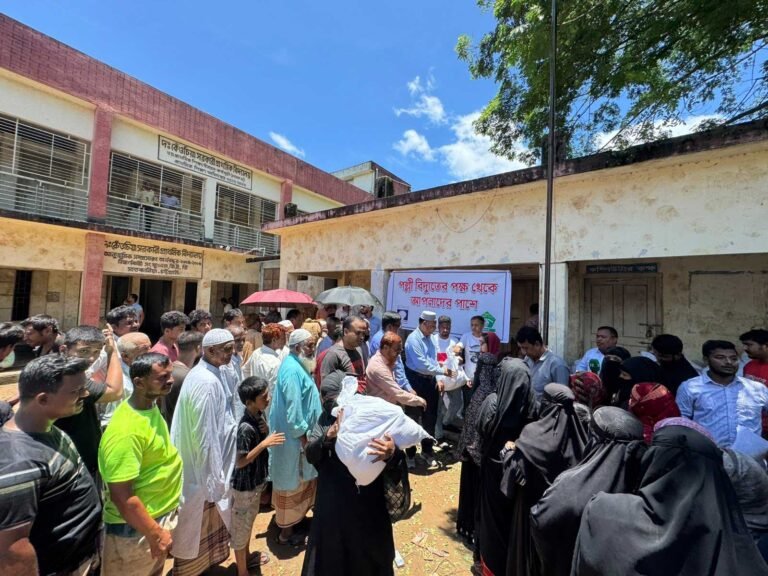 চট্টগ্রাম জেলার ব*ন্যা দু*র্গতদের পাশে পল্লী বিদ্যুৎ