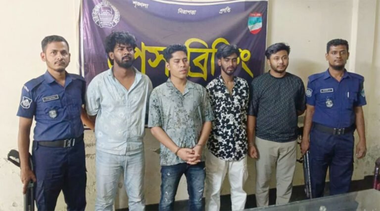 ভারতে পালাতে গিয়ে যেভাবে গ্রেফতা#র হলেন ডেভিড ইমন