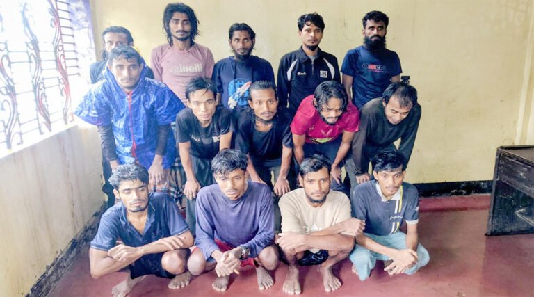 শাহপরীরদ্বীপ সংলগ্ন সাগরে নৌকাডুবি: ১৮ রোহিঙ্গা জীবিত উদ্ধা#র