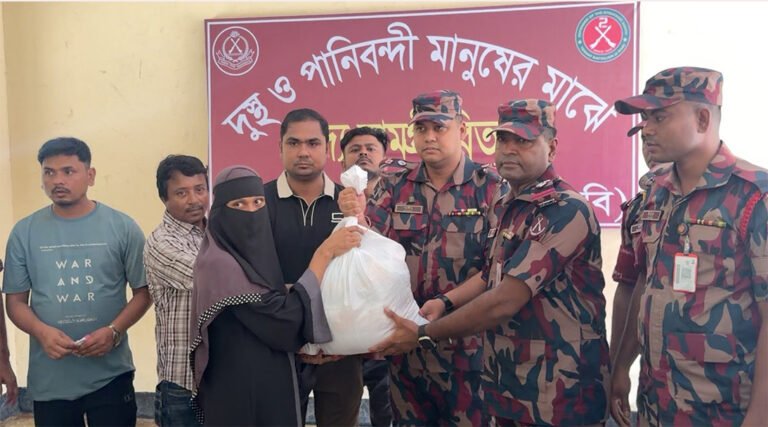 টেকনাফের শাহ পরীর দ্বীপে একশো পরিবারের মাঝে বিজিবির খাদ্যসামগ্রী বিতর#ণ