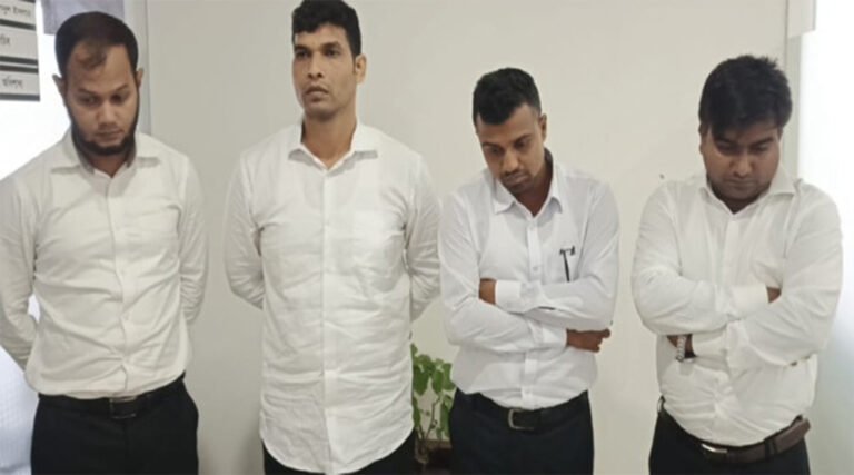 প্রক্সি দিয়ে সরকারি চাকরি: মন্ত্রণালয়ে যোগ দিতে এসে ধ#রা ৪ জন