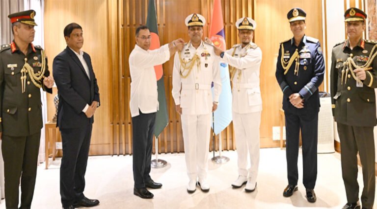 নতুন নৌপ্রধানকে ভাইস অ্যাডমিরা#ল র‍্যাংক ব্যাজ পরালেন: প্রধানমন্ত্রী