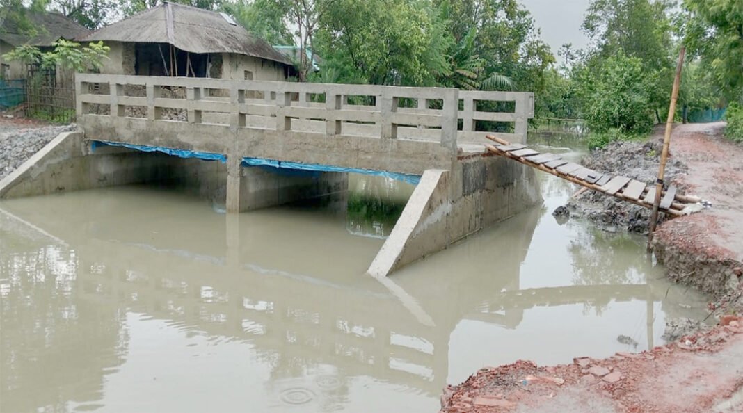 শ্যামনগরে ৩৩ লাখ টাকার সেতু, নেই সংযোগ সড়ক, ভো#গান্তিতে পাঁচ গ্রামের মানুষ