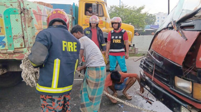 ধামরাইয়ে কভার ভ্যান-অ্যাম্বুলেন্সের মুখোমুখি সংঘ#র্ষ, আহ*ত-১