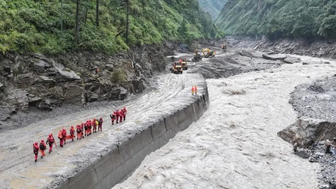 নেপাল-তিব্বত সীমান্তে আবার বন্যার আশঙ্কা : উদ্ধারকাজ স্থগিত করেছে চীন