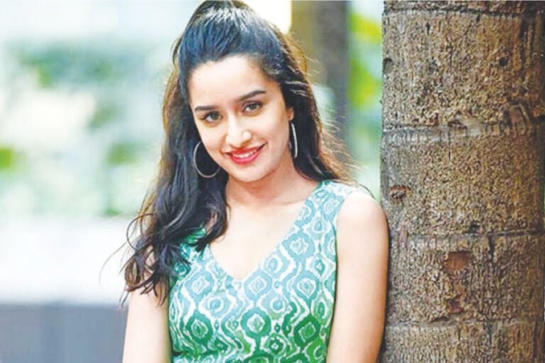 ২০ কোটি রুপির পারিশ্রমিক ছেড়ে প্রযোজক হতে চান শ্রদ্ধা