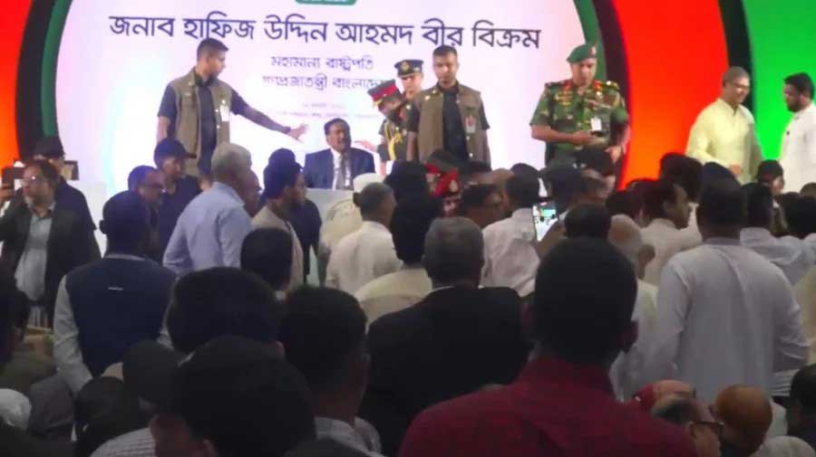 জুলাই গ*ণঅ*ভ্যু*ত্থান দিবসের অনুষ্ঠানে তথ্যচিত্রকে কেন্দ্র করে হ*ট্টগোল
