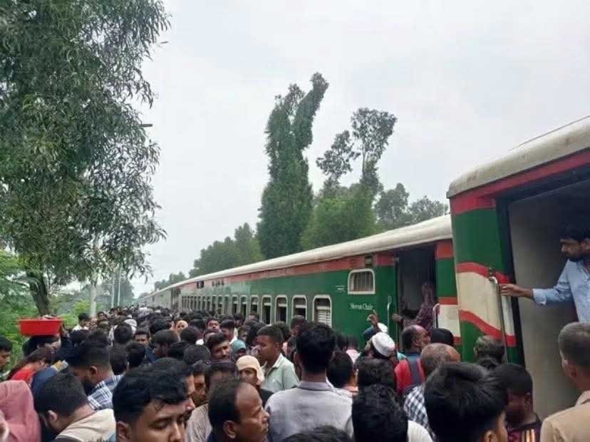 সিরাজগঞ্জে সিল্কসিটি এক্সপ্রেসের বগি লাইনচ্যু*ত