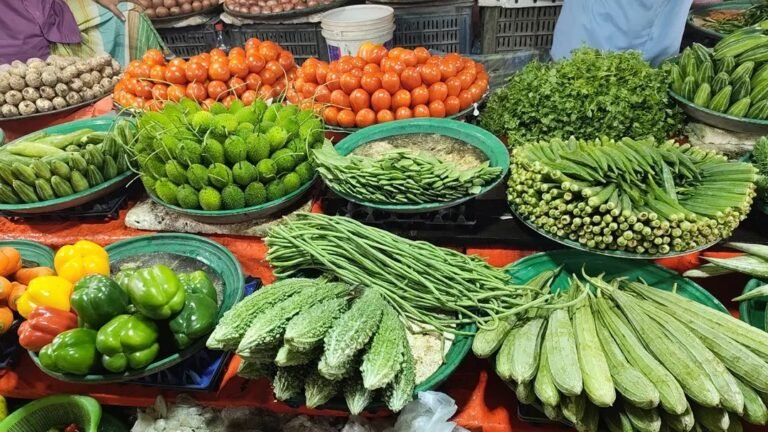 সবজির চড়া দামে ক্রেতাদের মধ্যে অস্বস্তি