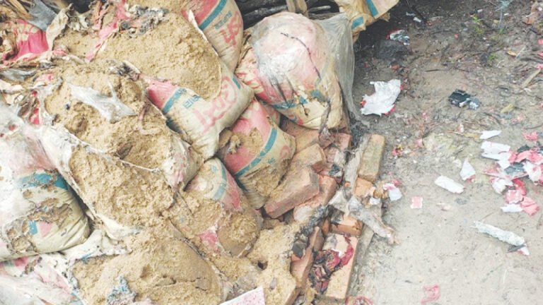 বরিশালে বাড়ির পাশে বিস্ফোরণ, শিশুসহ একই পরিবারের ৩ জন দগ্ধ