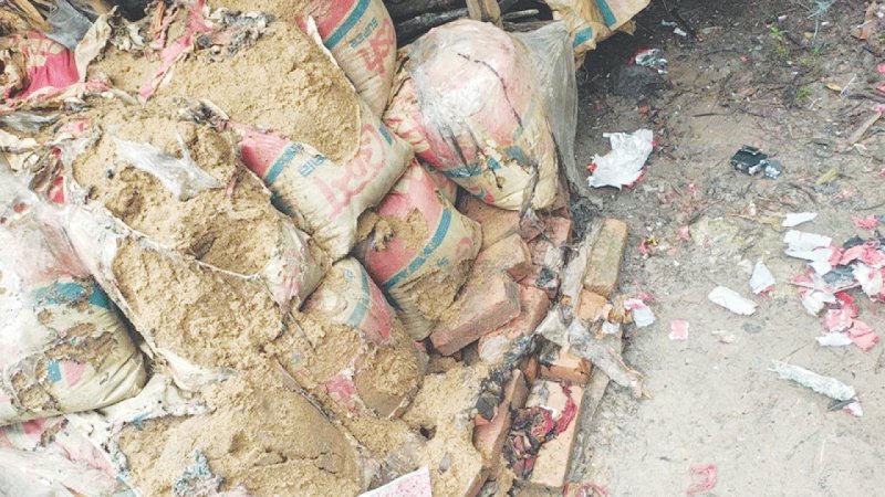 বরিশালে বাড়ির পাশে বিস্ফোরণ, শিশুসহ একই পরিবারের ৩ জন দগ্ধ