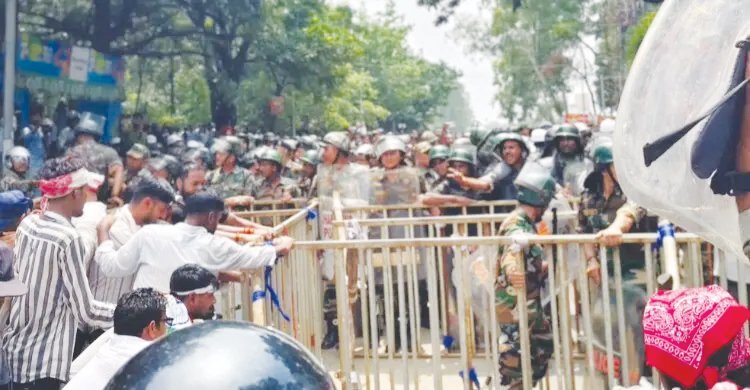 প্রশ্নফাঁ*সের অভিযোগে উত্তা*ল ভারত, শিক্ষার্থীদের ওপর পুলিশের লাঠি*চার্জ