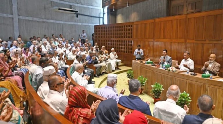 সংসদে সরকারদলীয় এমপিদের নিয়ে বৈ*ঠকে প্রধানমন্ত্রী