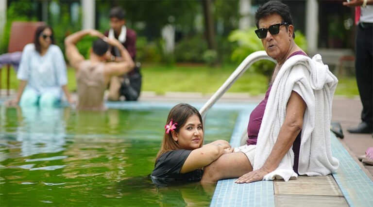 হাঁটুর বয়সী তরুণীর সঙ্গে সুইমিংপু*লে মামুনুর রশীদ!