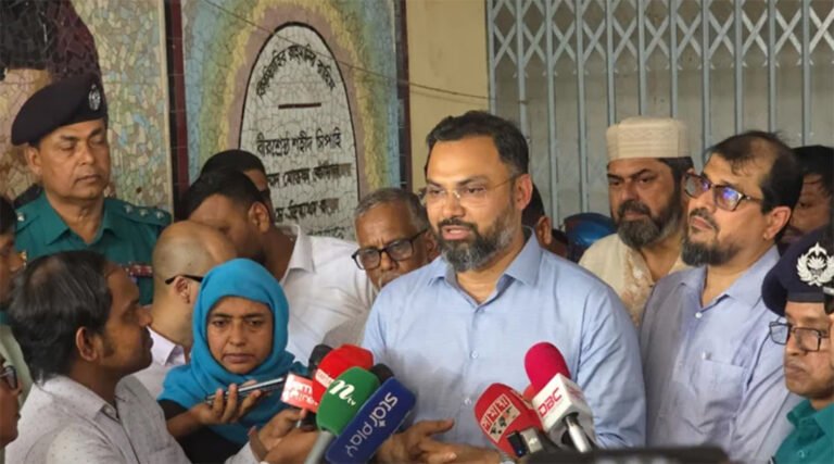 কমলাপুর স্টেডিয়ামের বেহাল দশায় ক্ষুব্ধ প্রতিমন্ত্রী আমিনুল হক