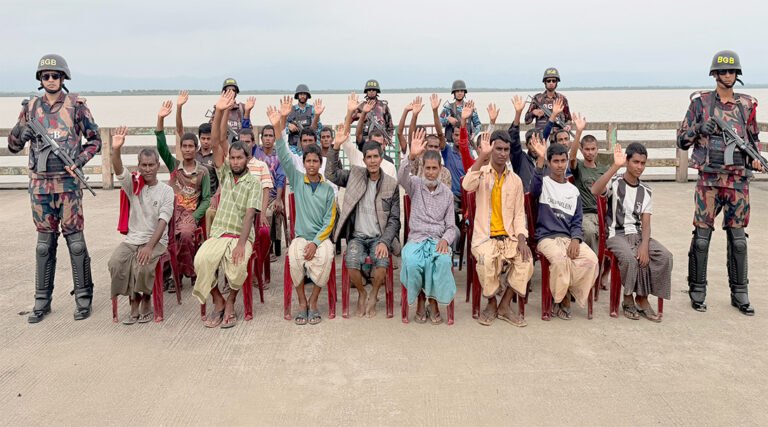 আরাকান আর্মির হাতে আট*ক ২৪ জেলে দেশে ফিরলেন
