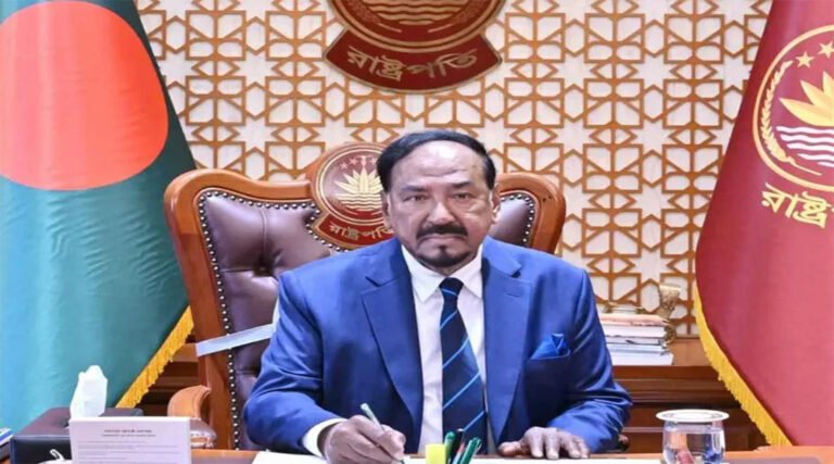 বঙ্গভবন ছাড়লেন অ*স্থায়ী রাষ্ট্রপতি হাফিজ উদ্দিন আহমদ!