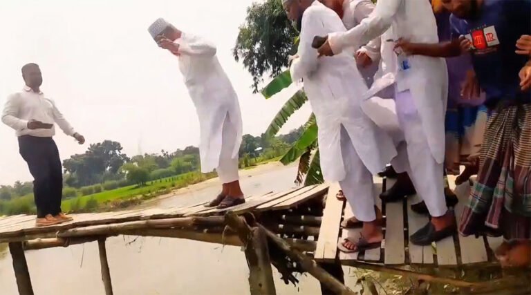 নীলফামারীর ডিমলায় কাঠের সেতু পরিদর্শনে এমপি, ভেঙে পড়ে আহ*ত-২