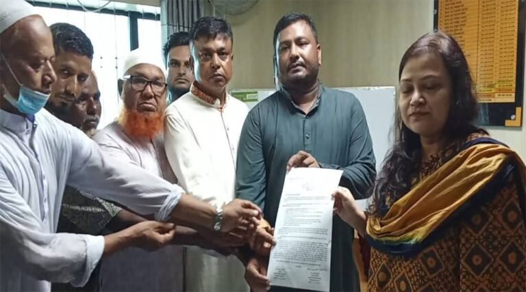 নীলফামারীতে দলিল লেখকদের ৭ দফা দাবিতে মান*ববন্ধন ও স্মারকলিপি