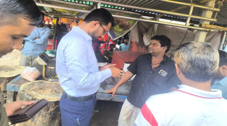 ধামরাইয়ে খোলা পরিবেশে মাংস বিক্রি, কসাইকে ১০ হাজার টাকা জরিমা*না