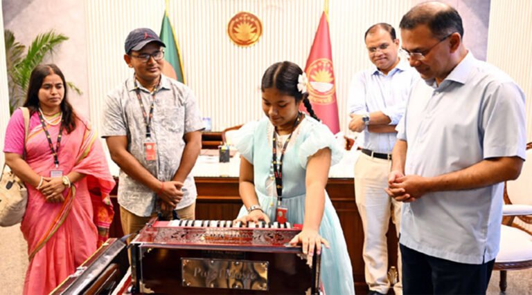 চিঠির টানে প্রধানমন্ত্রীর সা#ক্ষাৎ, অনুশ্রীকে হারমোনিয়াম উপহা*র!