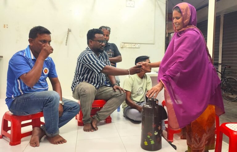 বাজার ও দোকানে ঘুরে চা বিক্রি করে চলে সরিষাবাড়ীর লাভলীর সংসার