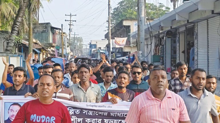 সাতক্ষীরার শ্যামনগরে মৎস্যজীবী দলের প্রতিবাদ মিছিল ও বিক্ষোভ সমাবেশ