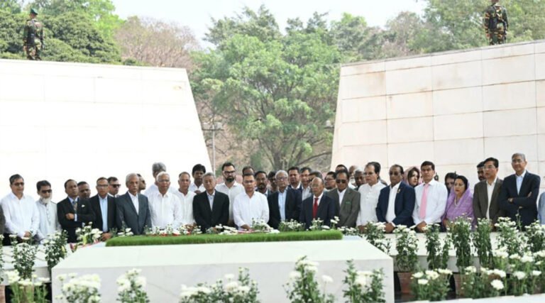 শহীদ জিয়াউর রহমান ও খালেদা জিয়ার সমাধিতে তারেক রহমানের শ্রদ্ধা