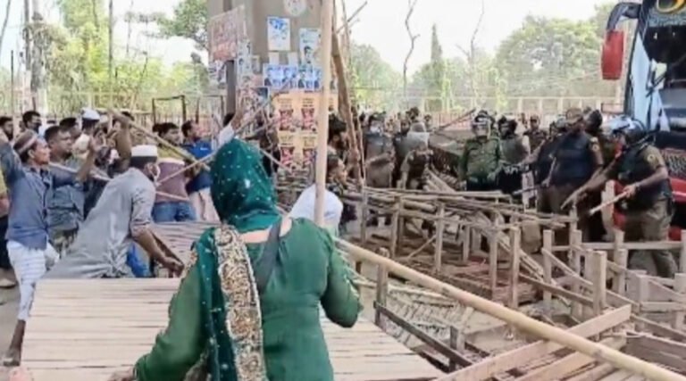 আশুলিয়ায় অবৈধ ফুটপাত দখলমুক্ত অভি*যানে হকার-পুলিশ সংঘ*র্ষ
