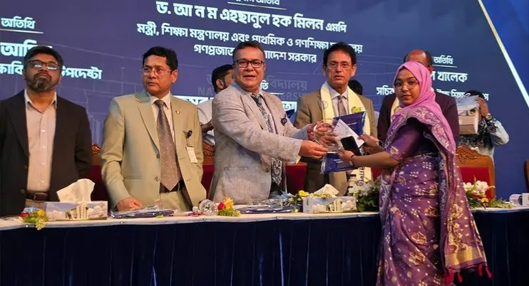 ভাইস-চ্যান্সেলর অ্যাওয়ার্ড পেলেন মানিকগঞ্জ সরকারি দেবেন্দ্র কলেজের আনিছা লাবনী