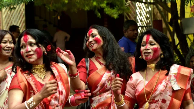 দেবীর বিদায়ের কষ্ট ভুলতে সিঁদুর খেলা