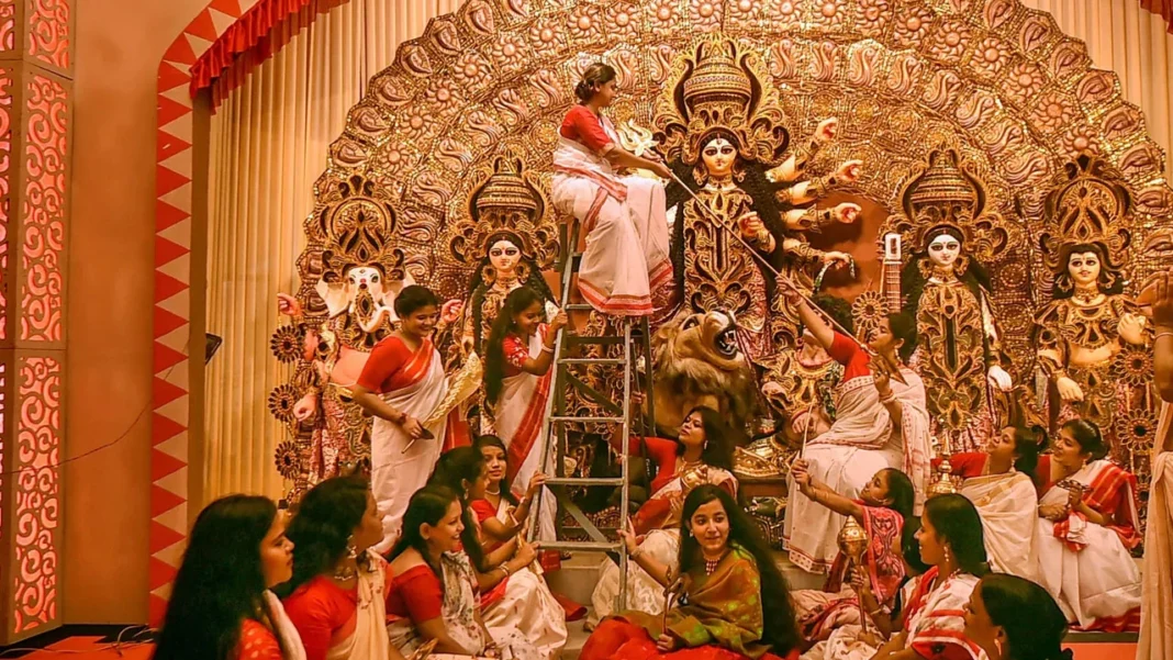 সনাতন ধর্মাবলম্বীদের শারদীয় দুর্গোৎসবের বিজয়া দশমী আজ